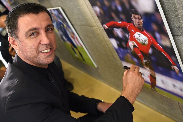 Hakan Şükür signiert ein Foto