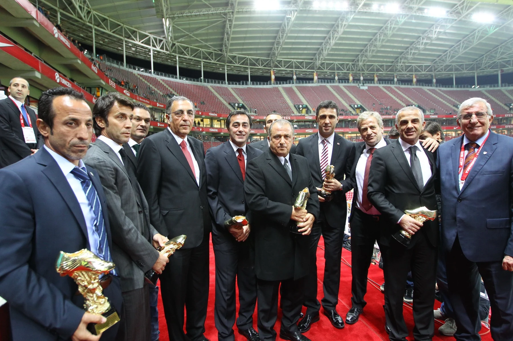 Die Geehrten mit ihren Trophäen im Stadion